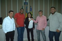 Mesa Diretora 2023 recebe chave da Câmara Municipal